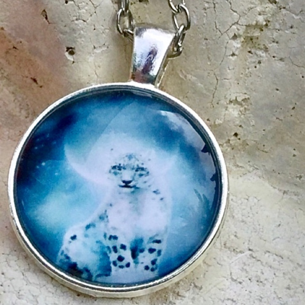 SNOW LEOPARD PENDANT